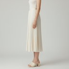 Side view – Cream pleated skirt